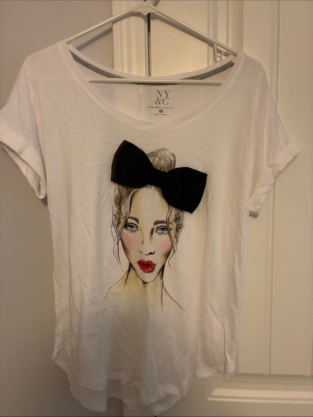 New York & Company White Short-Sleeve Graphic Tee with Black Bow
